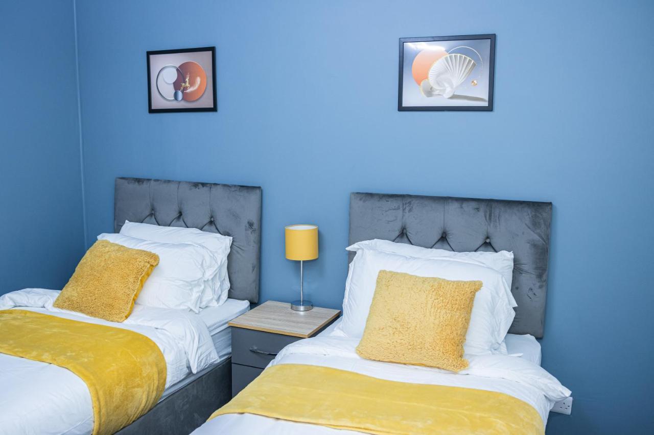Lush Lodge -Home Away In Telford, For Contractors, Families, Group Of Friends, Long Term Stays エクステリア 写真