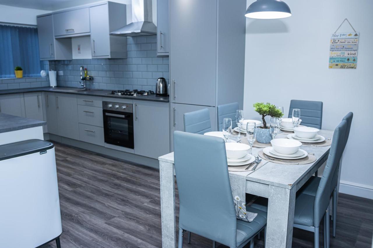 Lush Lodge -Home Away In Telford, For Contractors, Families, Group Of Friends, Long Term Stays エクステリア 写真